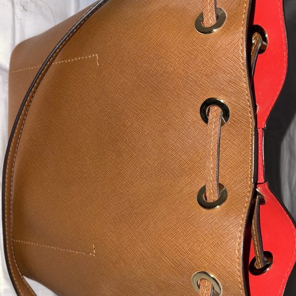 Micheal Kors bucket crossbody bag - Picture 2 of 3